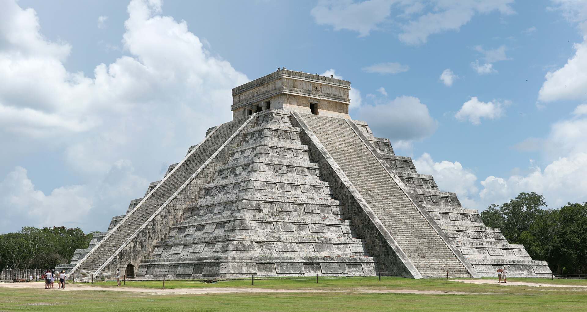 The stepped pyramid of Chichén Itzá under a bright sky